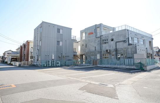 園舎西側の駐車場