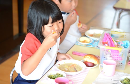 完全園内調理給食を実施しています