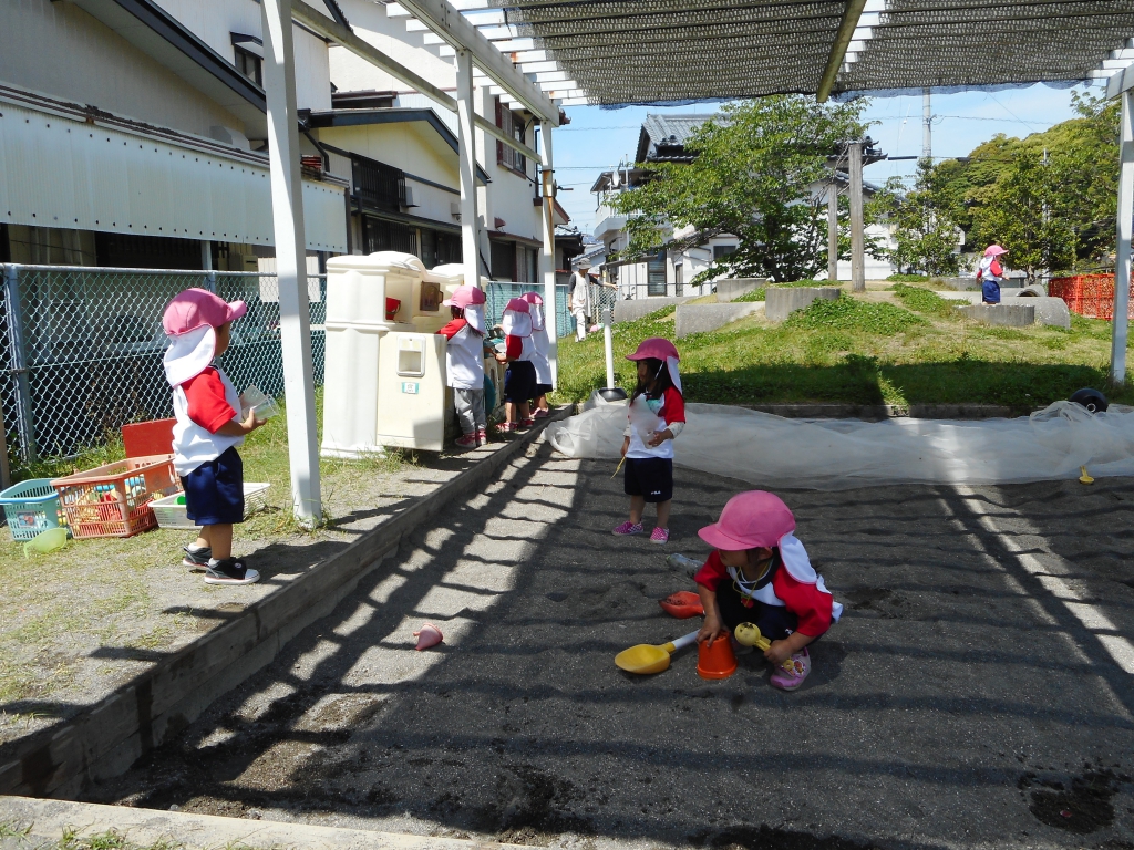 幼稚園の園庭で遊んだよ メロン組 みさと幼稚園 高知市仁井田の幼保連携型認定こども園 幼稚園の園庭で遊んだよ メロン組 みさと幼稚園 高知市仁井田の幼保連携型認定こども園
